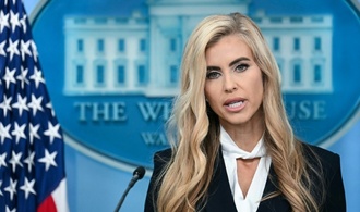 Lobeshymne auf den Präsidenten: Trump-Sprecherin Zacharia absolviert ersten Auftritt