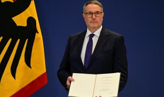 Neuer Arbeitsminister Schweitzer im Bundestag vereidigt