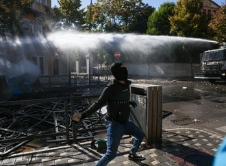 Gewaltsame Proteste in Albanien: Bildungsministerium in Brand gesteckt
