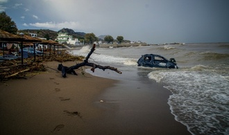 Dutzende Touristen sitzen nach Erdrutsch an Strand auf Rhodos fest