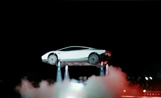 Fliegender Tesla-Roadster ruft US-Verkehrsbehörde auf den Plan