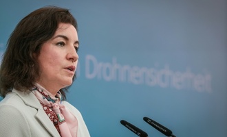 Bundesforschungsministerin Bär fordert ''positivere Erzählung'' von KI