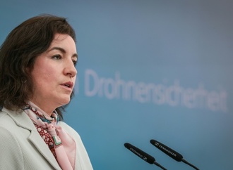 Bundesforschungsministerin Bär fordert ''positivere Erzählung'' von KI