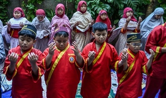 Brände in Indonesien: Schüler beten für Regen