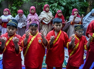 Brände in Indonesien: Schüler beten für Regen