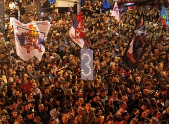 Vor Parlamentswahl in Serbien: Zehntausende Anhänger der demonstrieren in Belgrad