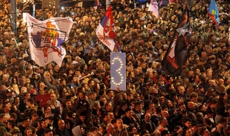 Vor Parlamentswahl in Serbien: Zehntausende Anhänger der Opposition in Belgrad
