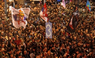 Vor Parlamentswahl in Serbien: Zehntausende Anhänger der Opposition in Belgrad
