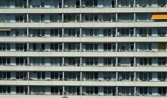 Immobilienpreise stagnieren wegen hoher Zinsen - Mieten klettern weiter