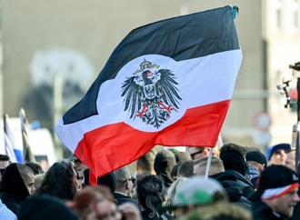 Mutmaßlich rechtsextreme Aktion: Reichskriegsflaggen und Banner in Dortmund